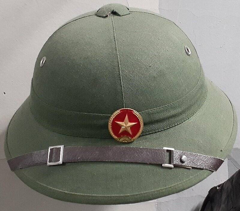 Армейский головной убор с красной кокардой в виде овала со звездой военнослужащего вьетнамской армии