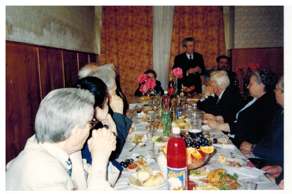 Цветное фото. А.Х.Хакимов на встрече писателей-Фронтовиков. 8 мая 1998г.