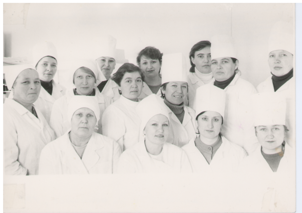 Фотография «Коллектив аптеки» в с. Чарышском, ч/б, 1984 г.