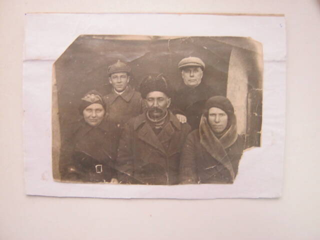 фотография Заведующий Назаровским фельдшерским пунктом Хрыкин с родственниками. Фото 30-х годов