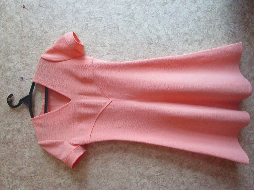 Платье женское кримпленовое, праздничное, А-силуэта, абрикосового цвета, четырехклинное, с фигурной кокеткой, с коротким рукавом, горловина V-образная