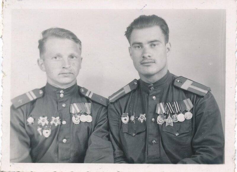 Фотография. Снимок парный. Младший сержант Лапшин Анатолий Александрович (слева) с товарищем.