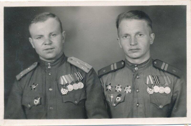 Фотография. Снимок парный. Справа - младший сержант Лапшин Анатолий Александрович.
