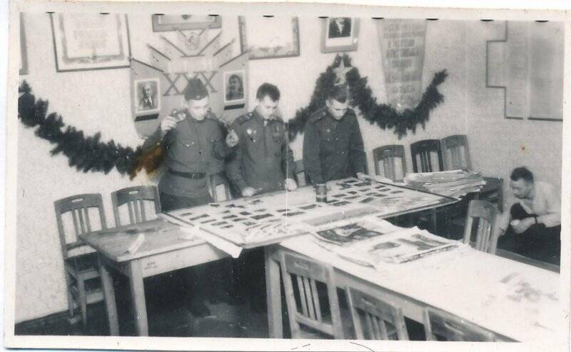 Фотография. Снимок сюжетный. Военнослужащие 175-го Гв. ШАСКОСП за изготовлением стенной газеты в Ленинской комнате.