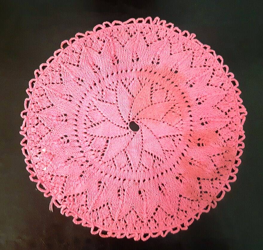 Салфетка ажурная, круглой формы, цвет розовый, вязанная спицами.