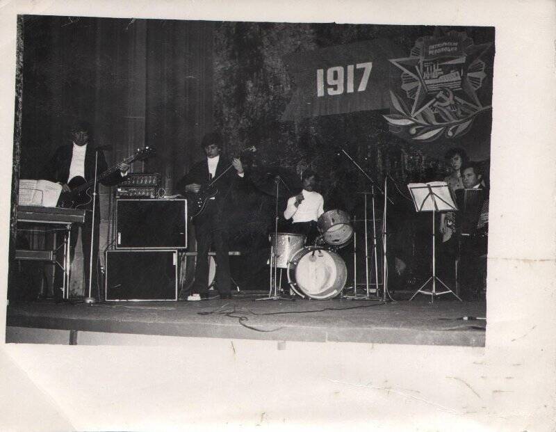 Фотография черно-белая. Выступление Агиткультбригады на празднике в честь Дня Великой Октябрьской социалистической революции