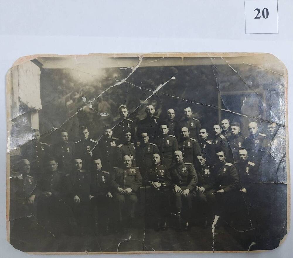 Фото Васильева М. Ф. в группе с 27 другими офицерами