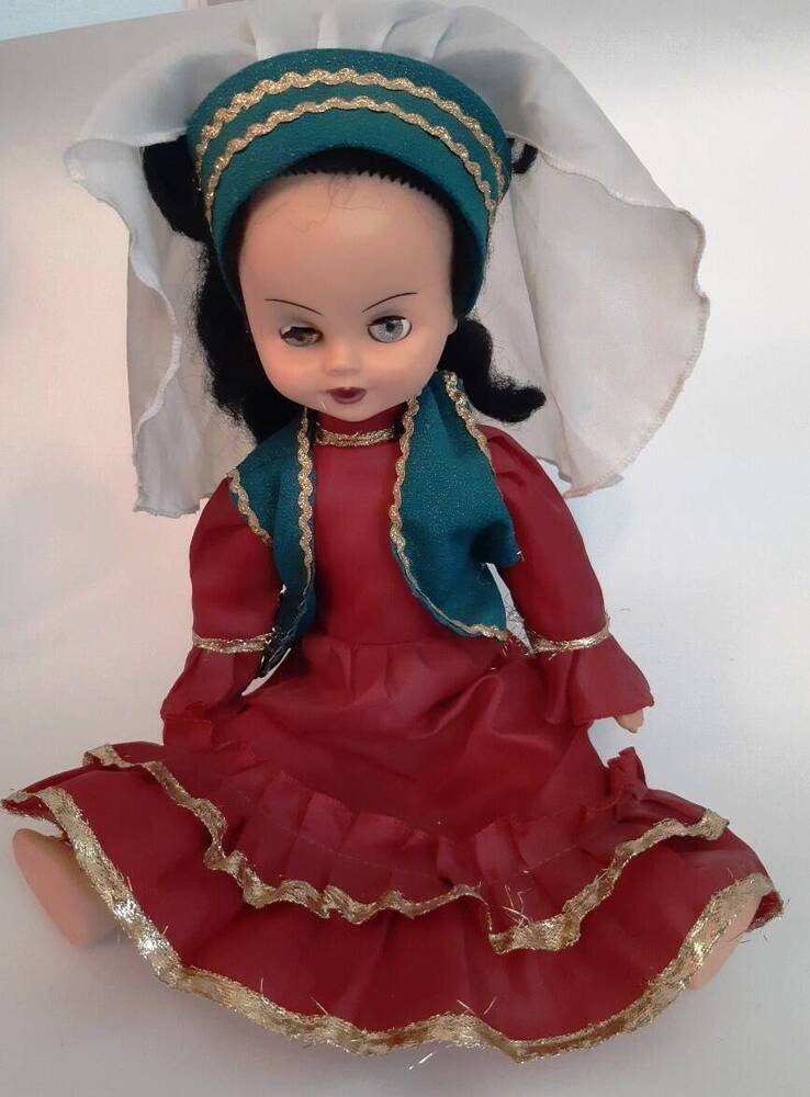 Кукла - детская игрушка в национальной татарской одежде.