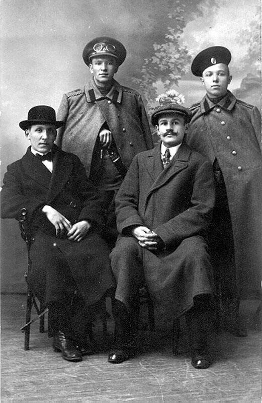 Групповой портрет четверых мужчин. Фотография