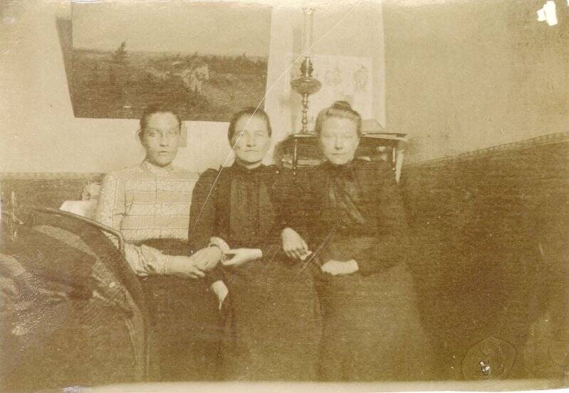 Трое женщин в комнате. Фотография