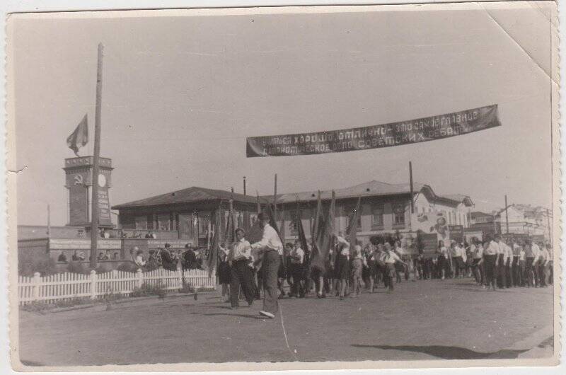 Фотография. Якутск 1949г. б/здание Якутского ОК КПСС , демонстрация.