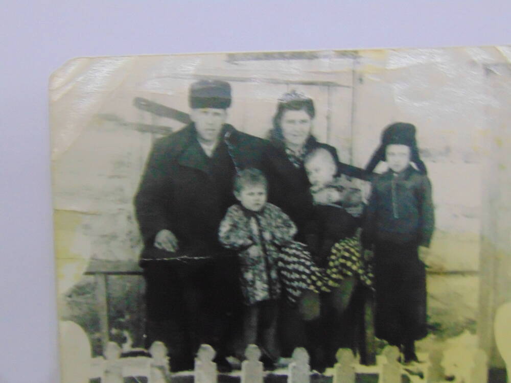 фотография участника ВОВ Соломатова М.И с семьёй