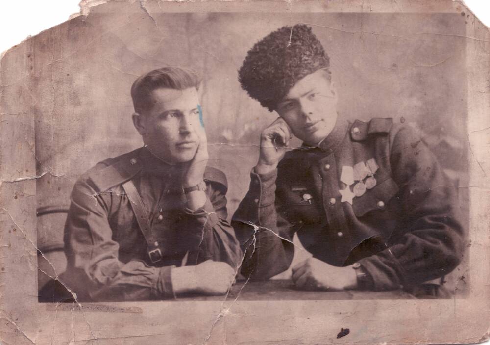 Филиппов Сергей Ильич с фронтовым товарищем, погрудный снимок  1945г.