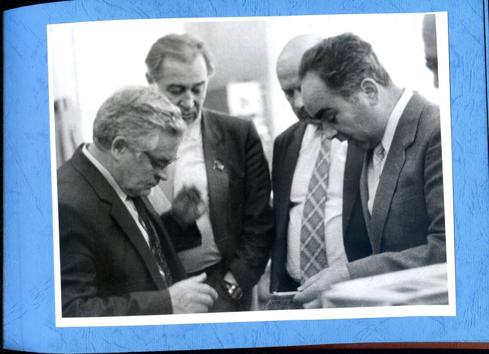 Фото из альбома с фотографиями П.С. Плешакова на Львовском ПО им. В.И.Ленина 1985 г.