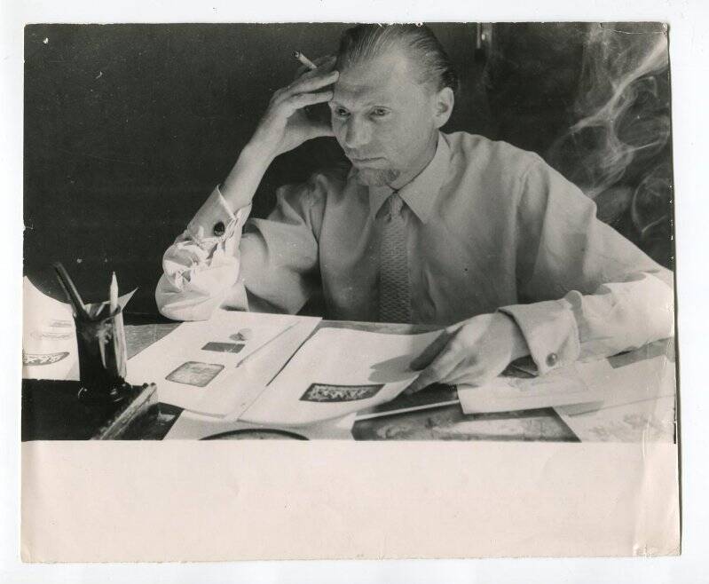 Фотография репортажная. Заслуженный художник РСФСР Чижов Михаил Степанович (1923-1986) за рабочим столом.
