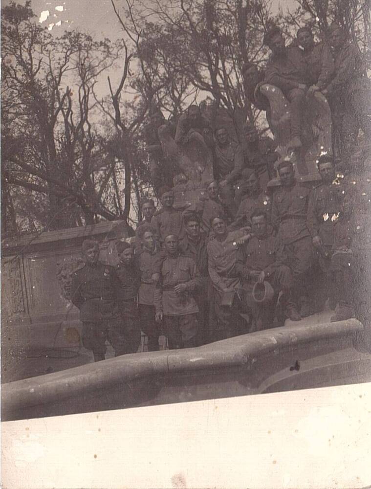 Фотография Глухова Василия Степановича - участника Великой Отечественной войны, с боевыми товарищами, г. Берлин, 9 мая 1945 года.