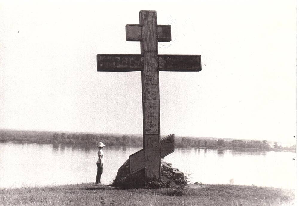 Фотография Поклонного креста у часовни в селе Аскулы, 1986 год.