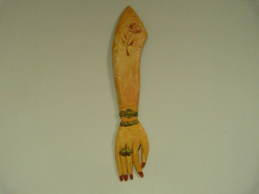 Рельеф деревянный «Рука женская». Автор Горшков С.И. 2021 г.