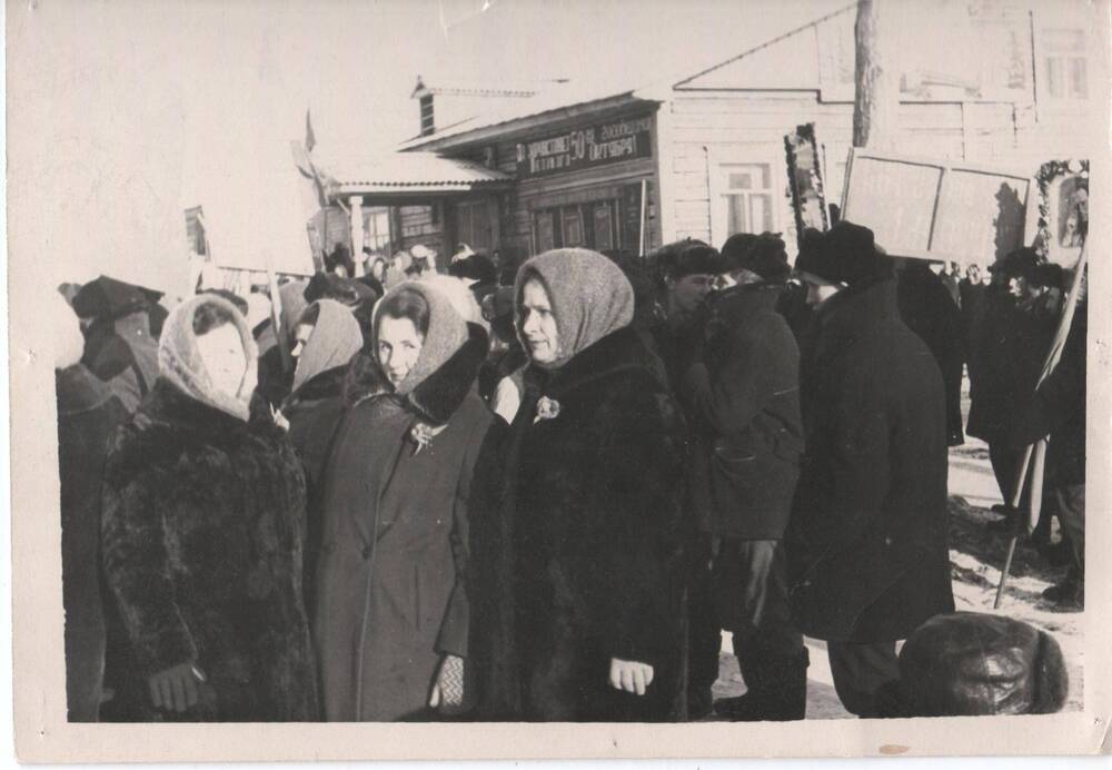 Фото. Около клуба. с. Проспихино, 07.11.1967г.