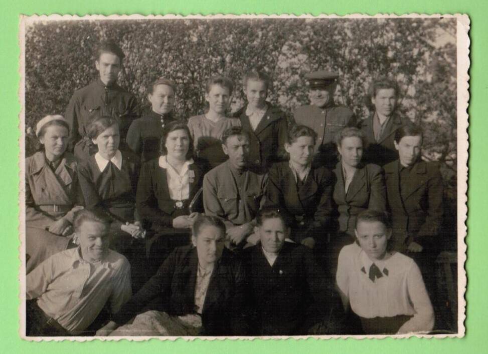 Фотография. Групповой портрет учителей и выпускников Ивнянской средней школы 1947 года.