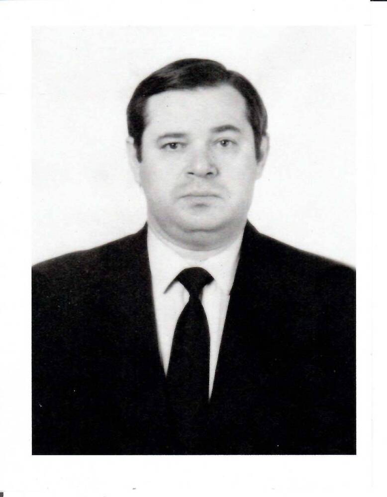 Фотография портретная в черно-белом цвете, матовая. Дорофеев Геннадий Ефимович, председатель Магаданского горисполкома (1987 - 1993 г. г.) - Магадан