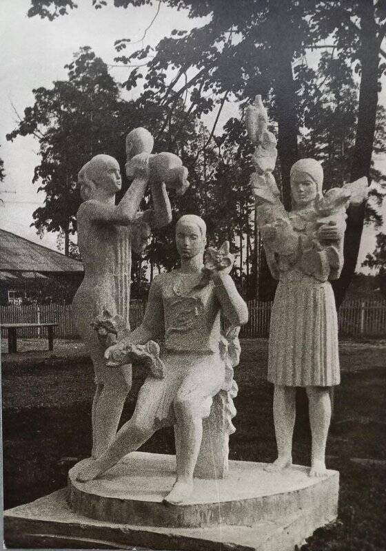 Фотография ч/б, вертикальная. Скульптурная группа - три женских фигуры, фряновский санаторий-профилакторий.
