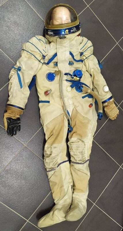 Высотно - спасательный скафандр космонавта (индивидуальное снаряжение), 1988г.