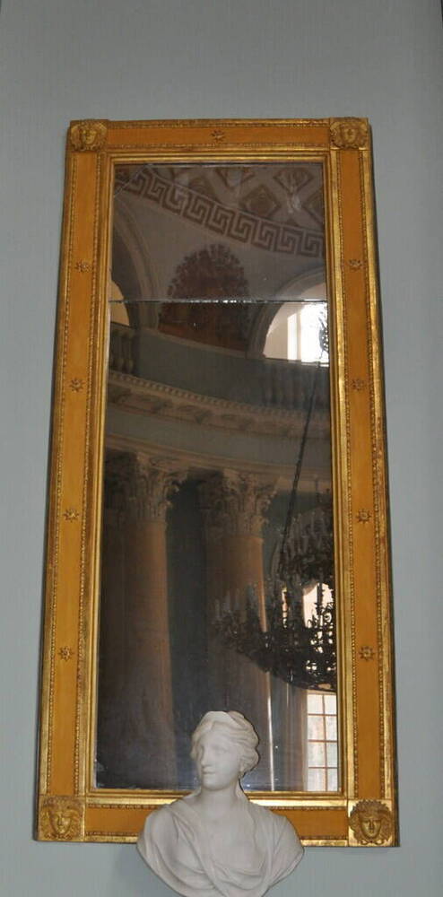 Зеркало надкаминное, в прямоугольной позолоченной раме с маскаронами в виде головы Меркурия.