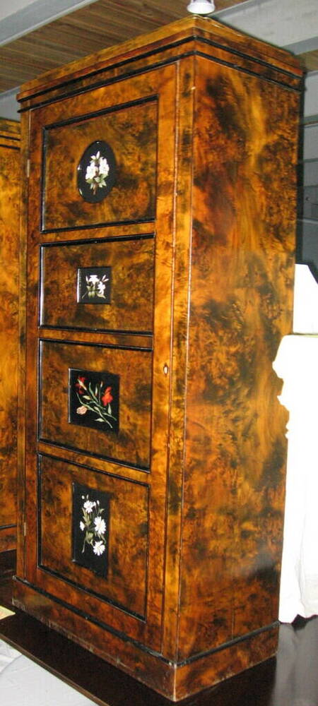 Шкаф с мозаичными медальонами, фанерованный тонированным тополем.