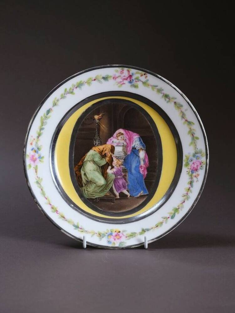 Тарелка десертная с миниатюрой Андромаха, скорбящая над урной с прахом Гектора.
