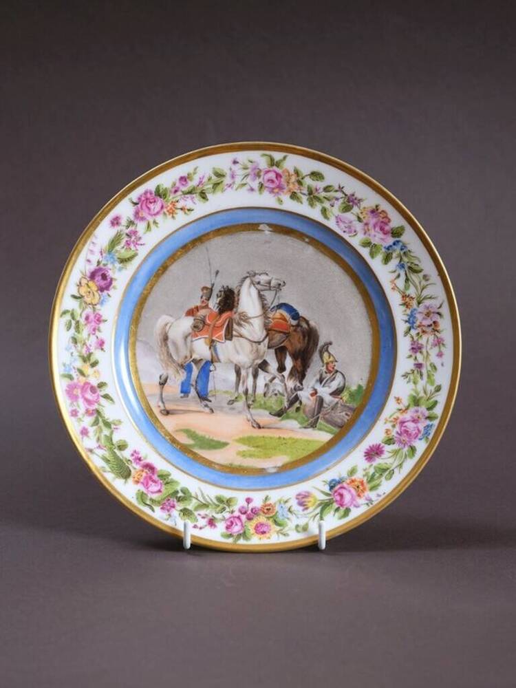 Тарелка десертная с миниатюрой Две лошади и двое спешившихся кавалеристов по картине Ж.Ф.Ж.Свебаха.