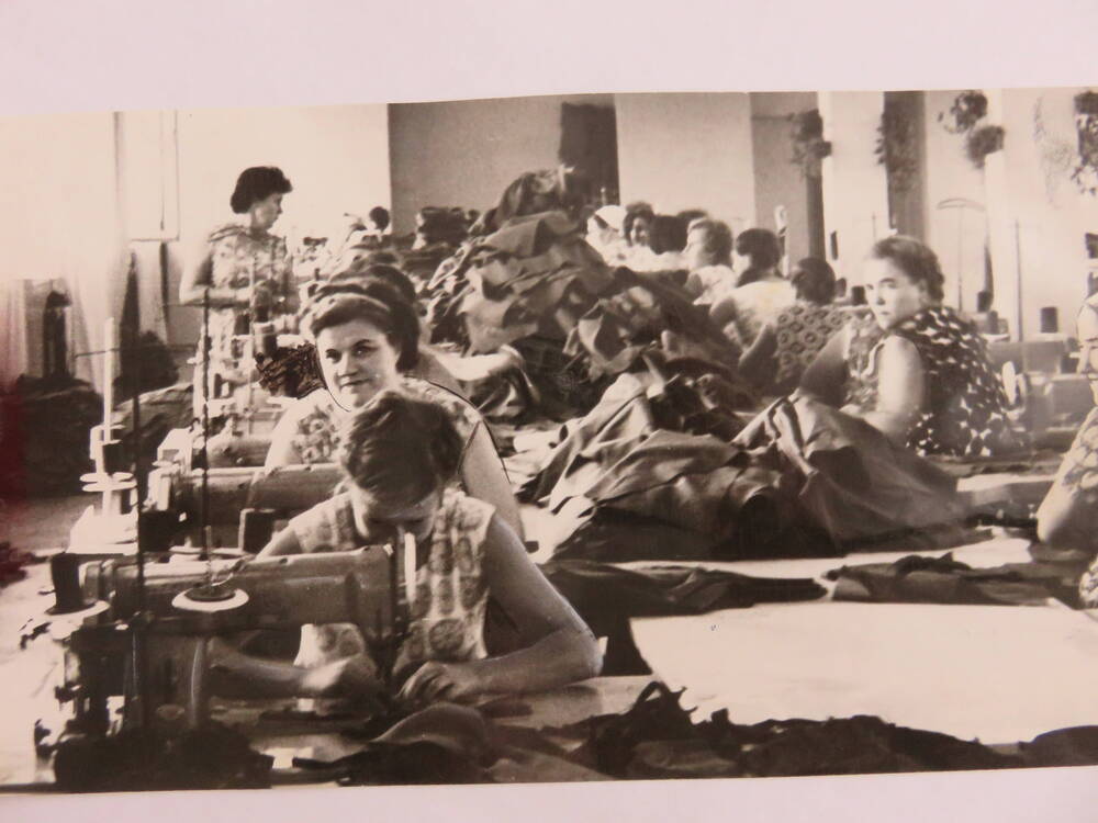 Фотография Работники швейной фабрики