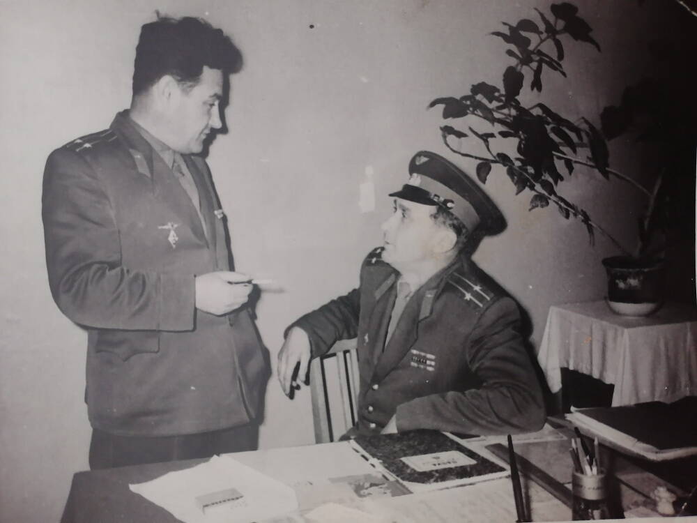 Фото групповое. И.Д. Вирко с коллегой в своем кабинете в Тамбовском высшем военном авиационном училище лётчиков им. Расковой.