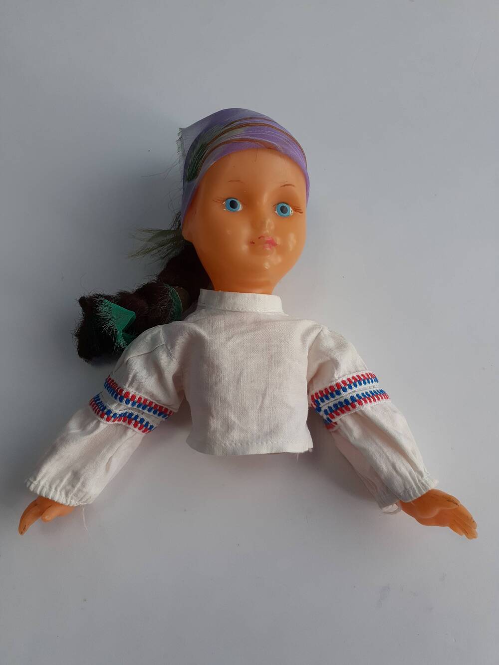 Кукла, самоварная, сувенирная. В виде девочки с косой, туловище до середины.  Принадлежала Волотаевой Антонине Кирилловне.