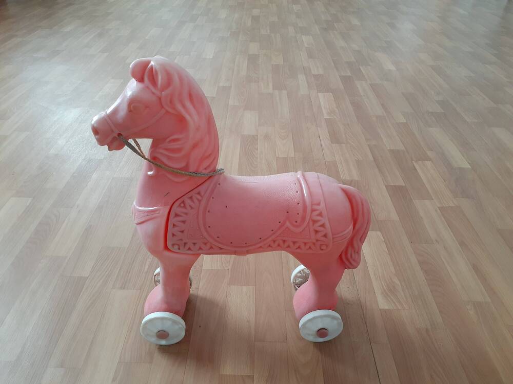Лошадь на колесиках - игрушка для детей до 3-х лет