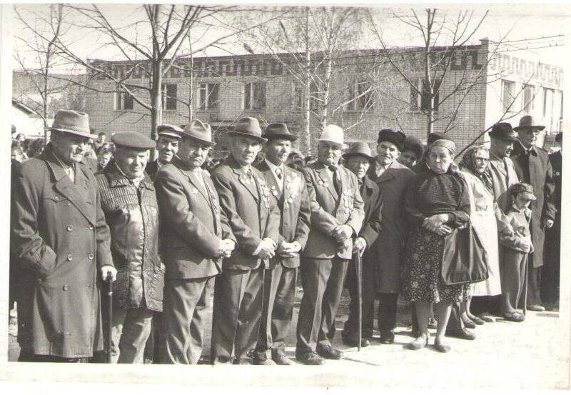 Фото. Перед музеем состоялся митинг ветеранов В.О.в. 9 мая 1993 г., с. Ципья. В честь 48-й годовщины Победы в ВОв.