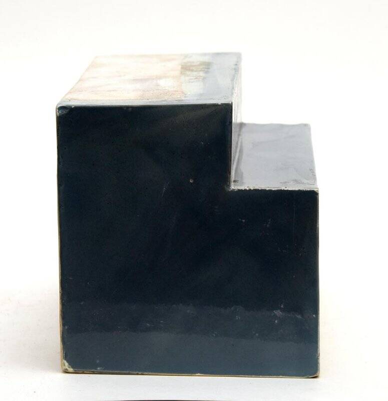 Изразец серый угловой двухступенчатый их 2-х фрагментов.