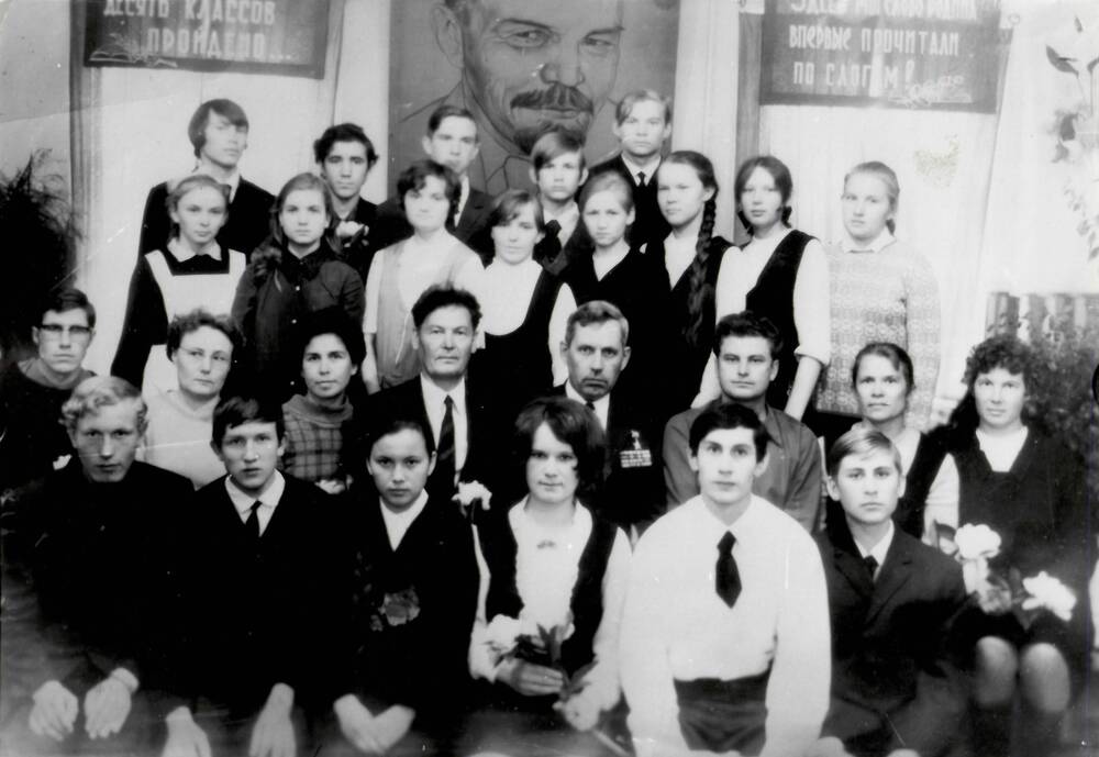 Фотография учащихся и преподавателей средней школы № 1 с Мушниковым Г.И.