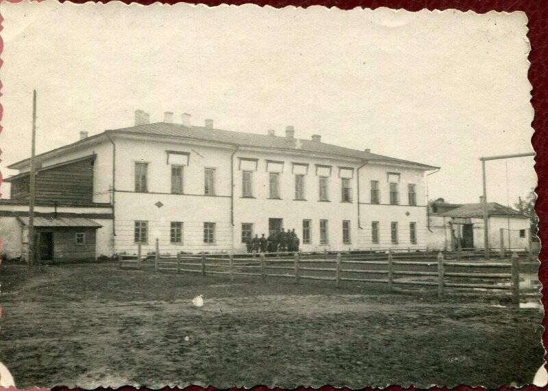 Фотография ч/б. Фотография из коллекции Старые здания г. Кадникова. Казарма для солдат (бывшая тюрьма). Фото 1948 г.
