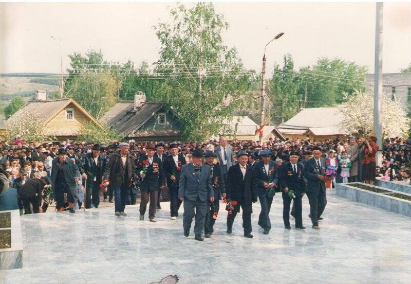 Фото. 50 лет Победы в В.О.в., с. Балтаси,1995 г. Участники возлагают цветы в аллее героев.