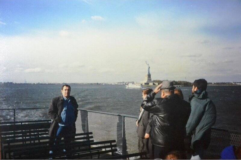 Фото. На палубе судна Хадыев Тахир с друзьями.
