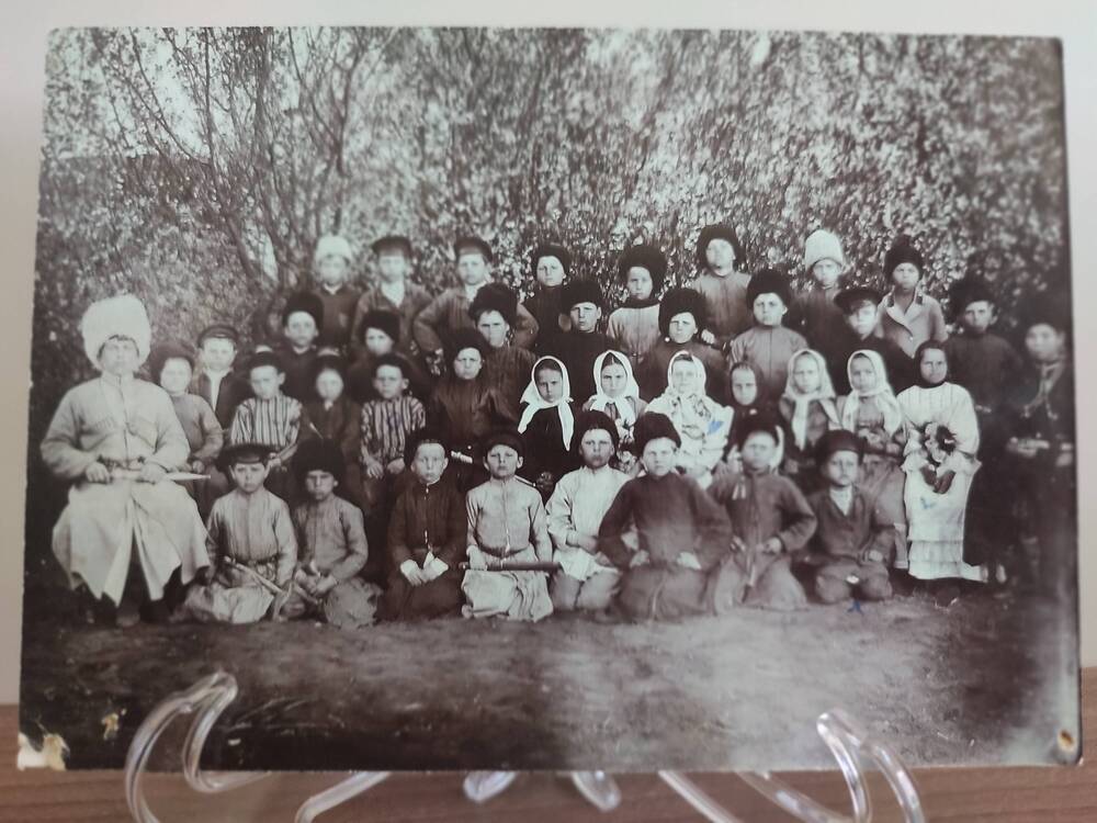 Фото первых учеников и учителей 1900 года.