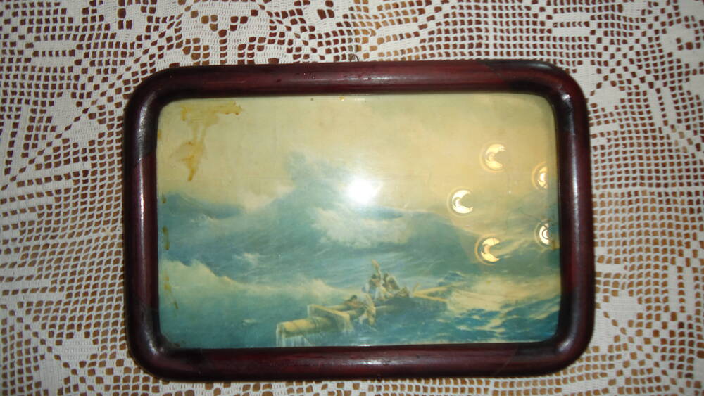 Рамка овальной формы с картиной Морской пейзаж.