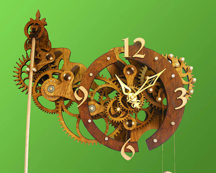 Деревянные часы кустарной работы. Автор - Валерий Щусь