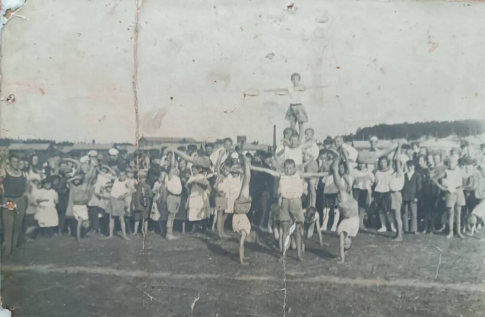 Фотография из альбома Из истории фабрики и Камешкова.  Физкультурный праздник на футбольном поле.