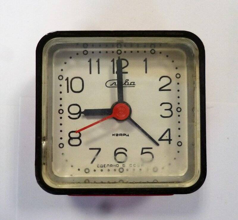Часы - будильник «Слава» на батарейках с квадратным корпусом