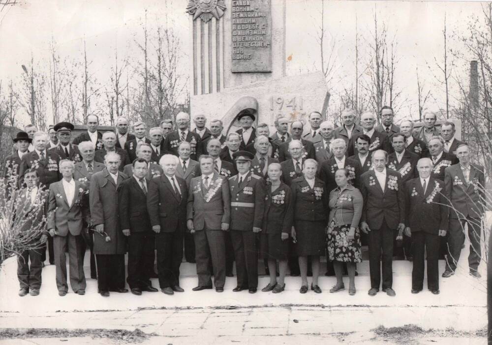 Участники Великой Отечественной войны  у обелиска