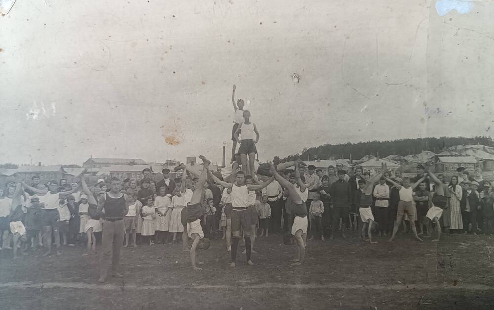 Фотография из альбома Из истории фабрики и Камешкова. Физкультурный праздник на футбольном поле. Середина 20 -х годов.