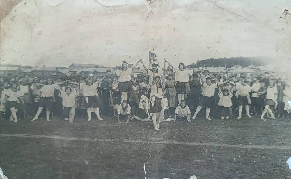 Фотография из альбома Из истории фабрики и Камешкова. Физкультурный праздник на футбольном поле. 20-е годы.