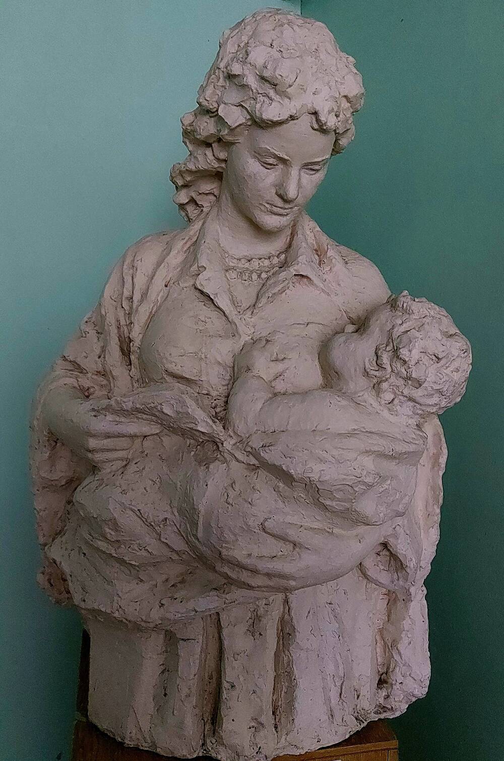 Скульптура Счастье матери.  Скульптор Ласточкин М.И.
